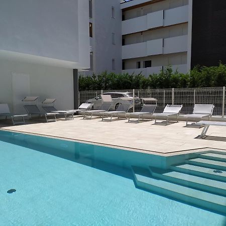 Jesolo Appartamenti F2 - Black And White Luaran gambar