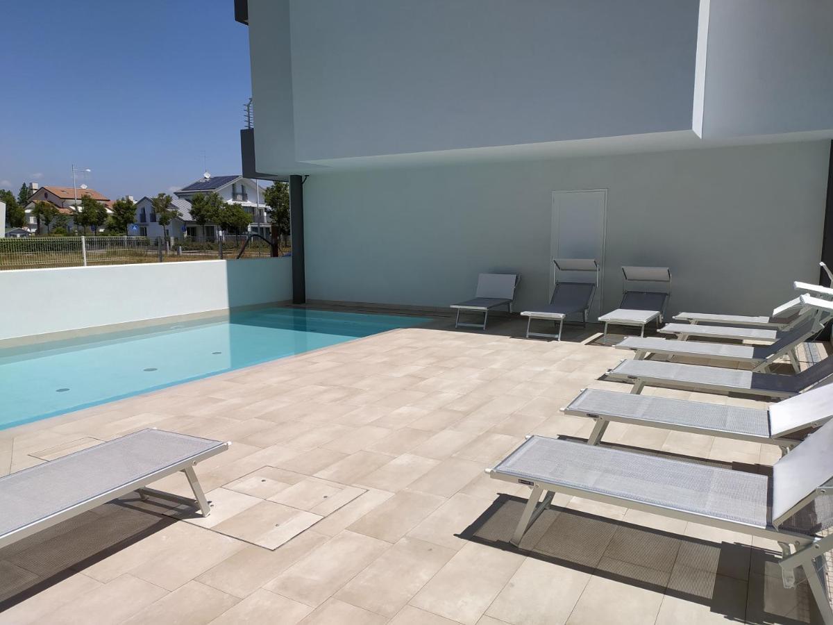 Jesolo Appartamenti F2 - Black And White Luaran gambar